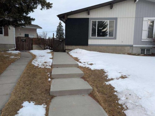 528 Queensland Place Se, Calgary, AB - Outdoor