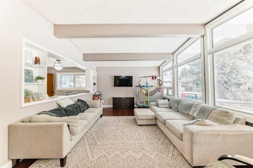 8043 Elbow Drive Sw, Calgary, AB - Indoor Photo Showing Living Room
