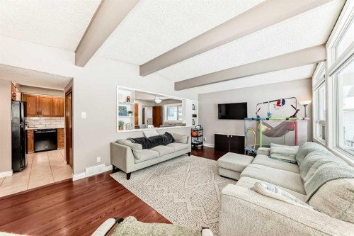 8043 Elbow Drive Sw, Calgary, AB - Indoor Photo Showing Living Room