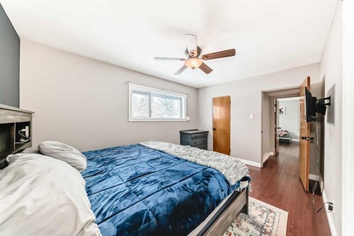 8043 Elbow Drive Sw, Calgary, AB - Indoor Photo Showing Bedroom