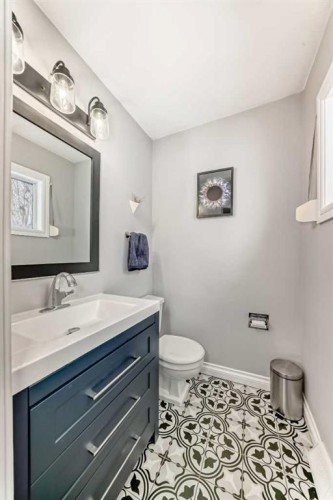 8043 Elbow Drive Sw, Calgary, AB - Indoor Photo Showing Bathroom