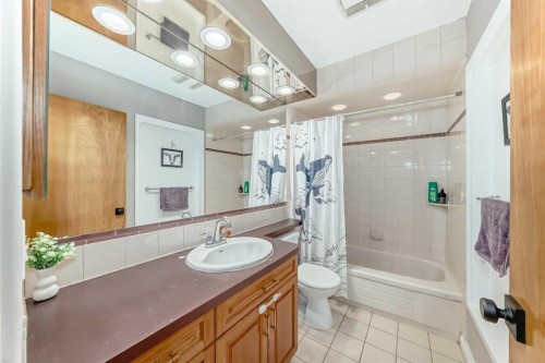 8043 Elbow Drive Sw, Calgary, AB - Indoor Photo Showing Bathroom