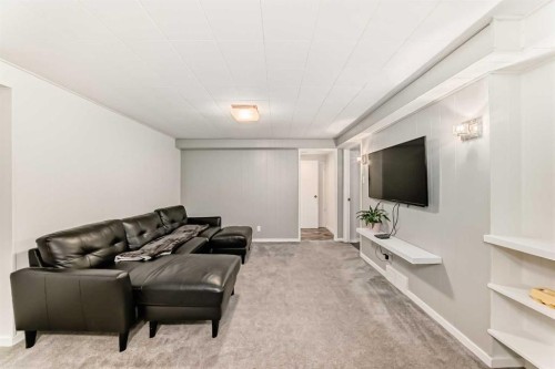 8043 Elbow Drive Sw, Calgary, AB - Indoor