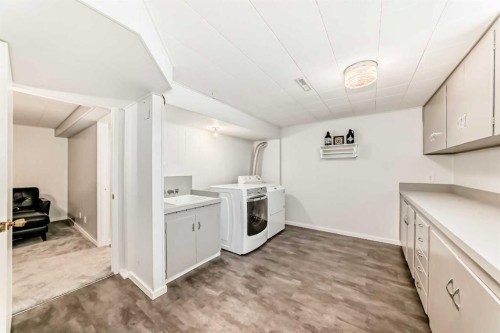 8043 Elbow Drive Sw, Calgary, AB - Indoor Photo Showing Laundry Room