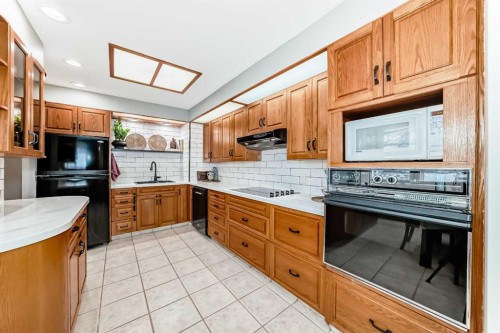 8043 Elbow Drive Sw, Calgary, AB - Indoor Photo Showing Kitchen