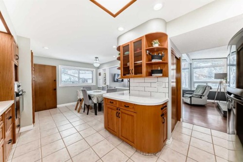 8043 Elbow Drive Sw, Calgary, AB - Indoor Photo Showing Kitchen