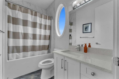 205 Kinniburgh Cove, Chestermere, AB - Indoor Photo Showing Bathroom