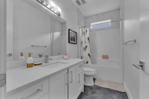 205 Kinniburgh Cove, Chestermere, AB - Indoor Photo Showing Bathroom