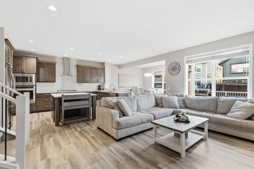 10 Riviera Place, Cochrane, AB - Indoor Photo Showing Living Room