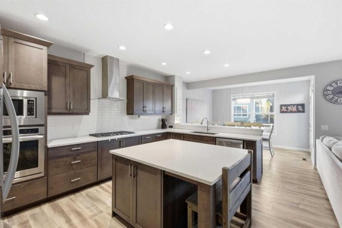 10 Riviera Place, Cochrane, AB - Indoor Photo Showing Kitchen With Upgraded Kitchen