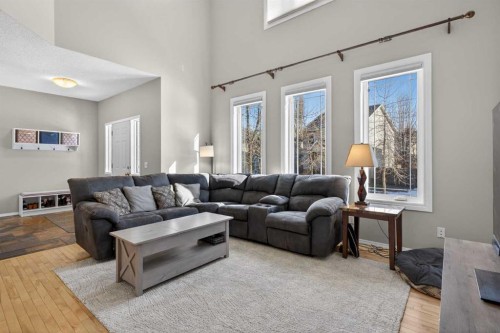 389 Elgin Way Se, Calgary, AB - Indoor Photo Showing Living Room