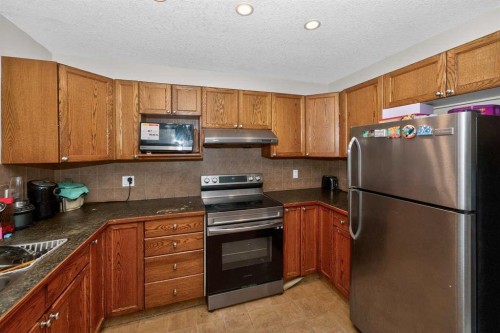 246 Saddlebrook Way Ne, Calgary, AB - Indoor Photo Showing Kitchen