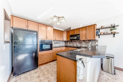 35 Tucker Circle, Okotoks, AB - Indoor Photo Showing Kitchen