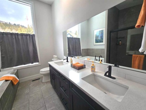 39 Kananaskis Way, Coleman, AB - Indoor Photo Showing Bathroom