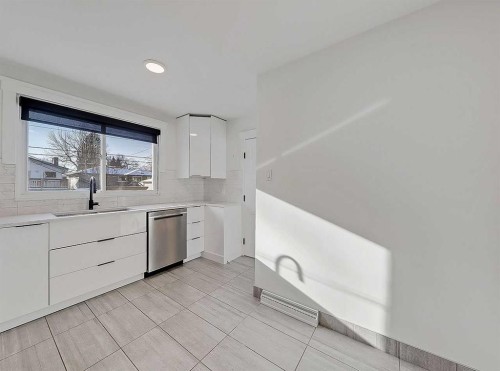 23 Cambrian Drive Nw, Calgary, AB - Indoor Photo Showing Kitchen