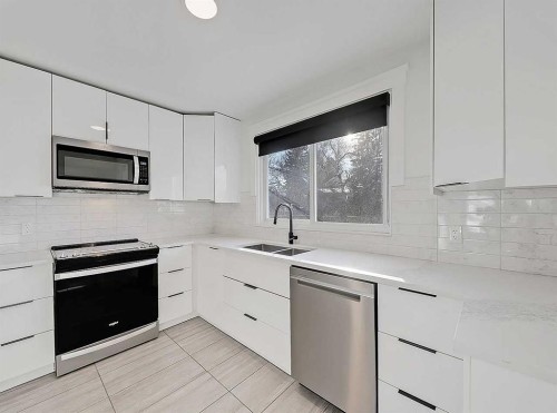 23 Cambrian Drive Nw, Calgary, AB - Indoor Photo Showing Kitchen With Double Sink With Upgraded Kitchen