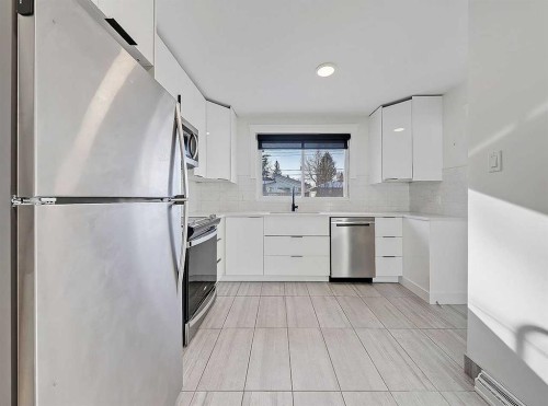 23 Cambrian Drive Nw, Calgary, AB - Indoor Photo Showing Kitchen