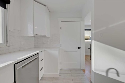 23 Cambrian Drive Nw, Calgary, AB - Indoor Photo Showing Kitchen