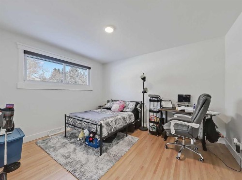 23 Cambrian Drive Nw, Calgary, AB - Indoor Photo Showing Bedroom