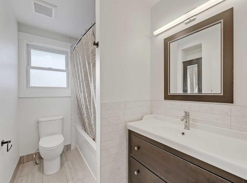 23 Cambrian Drive Nw, Calgary, AB - Indoor Photo Showing Bathroom