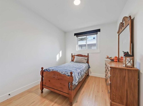 23 Cambrian Drive Nw, Calgary, AB - Indoor Photo Showing Bedroom