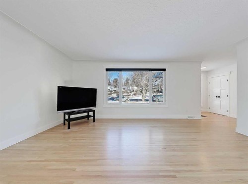23 Cambrian Drive Nw, Calgary, AB - Indoor Photo Showing Living Room