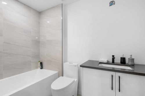 3719 14A Street Sw, Calgary, AB - Indoor Photo Showing Bathroom