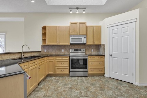 151 Hawkmere View, Chestermere, AB - Indoor Photo Showing Kitchen