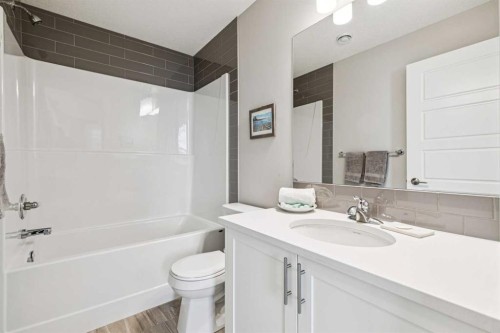 718 Cranbrook Walk Se, Calgary, AB - Indoor Photo Showing Bathroom