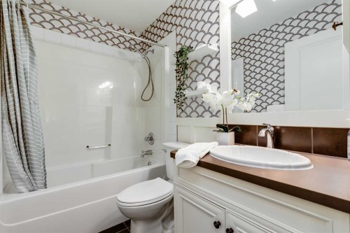 153 Cranridge Terrace Se, Calgary, AB - Indoor Photo Showing Bathroom