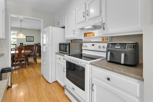 15 Coach Manor Rise Sw, Calgary, AB - Indoor Photo Showing Kitchen