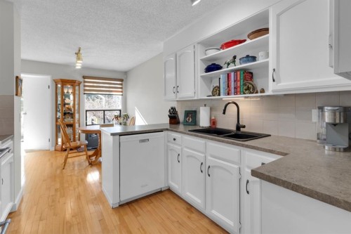 15 Coach Manor Rise Sw, Calgary, AB - Indoor Photo Showing Kitchen With Double Sink