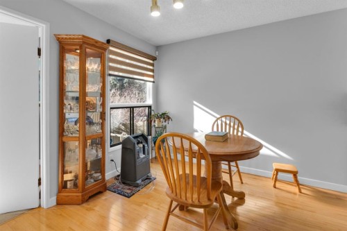 15 Coach Manor Rise Sw, Calgary, AB - Indoor