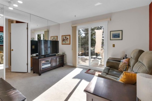 15 Coach Manor Rise Sw, Calgary, AB - Indoor Photo Showing Living Room