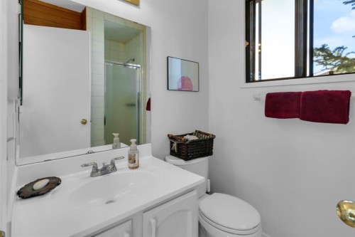 15 Coach Manor Rise Sw, Calgary, AB - Indoor Photo Showing Bathroom