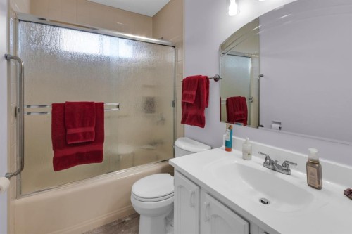 15 Coach Manor Rise Sw, Calgary, AB - Indoor Photo Showing Bathroom
