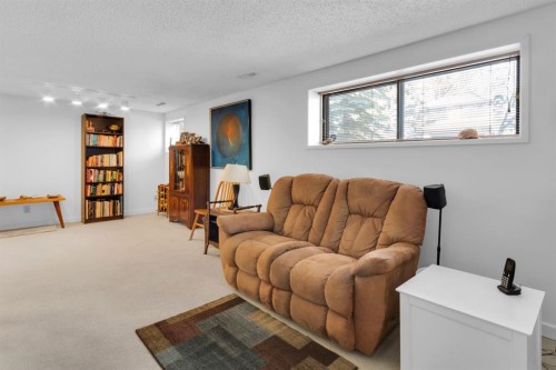 15 Coach Manor Rise Sw, Calgary, AB - Indoor