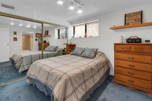 15 Coach Manor Rise Sw, Calgary, AB - Indoor Photo Showing Bedroom