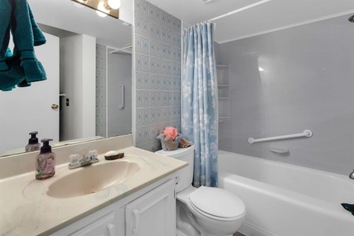 15 Coach Manor Rise Sw, Calgary, AB - Indoor Photo Showing Bathroom