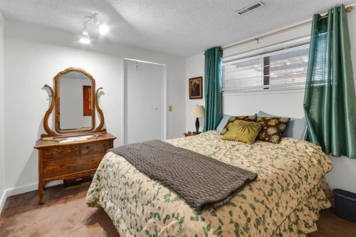 15 Coach Manor Rise Sw, Calgary, AB - Indoor Photo Showing Bedroom