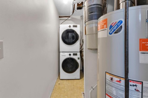 15 Coach Manor Rise Sw, Calgary, AB - Indoor Photo Showing Laundry Room