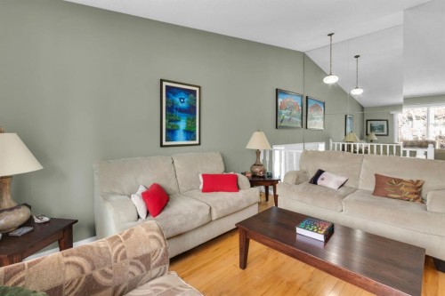 15 Coach Manor Rise Sw, Calgary, AB - Indoor Photo Showing Living Room