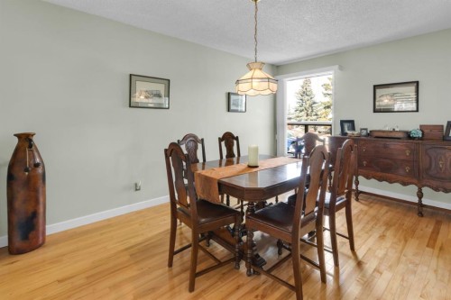 15 Coach Manor Rise Sw, Calgary, AB - Indoor Photo Showing Dining Room