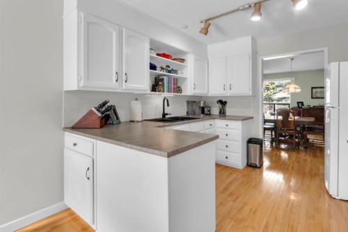 15 Coach Manor Rise Sw, Calgary, AB - Indoor Photo Showing Kitchen