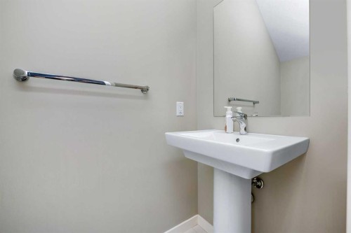 100 Copperstone Villas Se, Calgary, AB - Indoor Photo Showing Bathroom