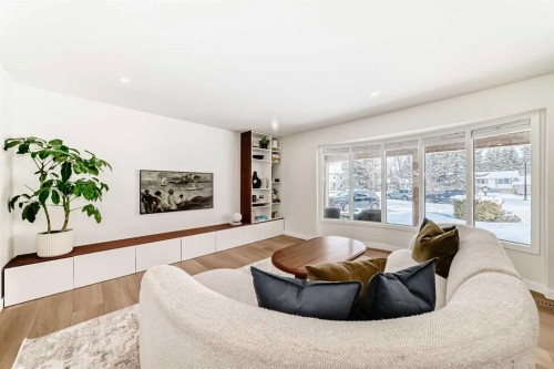 9611 Palisan Place Sw, Calgary, AB - Indoor Photo Showing Living Room