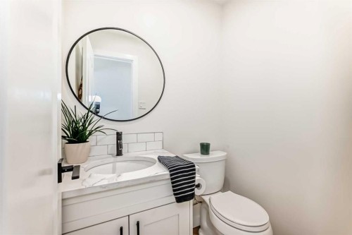 9611 Palisan Place Sw, Calgary, AB - Indoor Photo Showing Bathroom