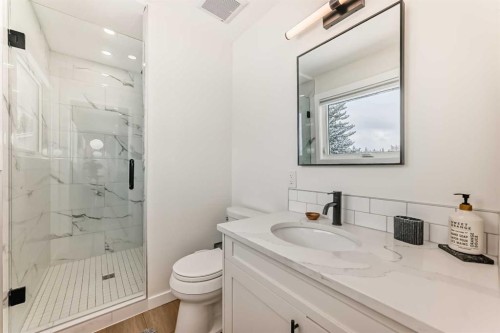 9611 Palisan Place Sw, Calgary, AB - Indoor Photo Showing Bathroom