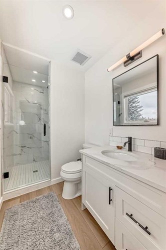 9611 Palisan Place Sw, Calgary, AB - Indoor Photo Showing Bathroom