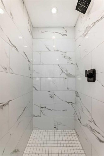 9611 Palisan Place Sw, Calgary, AB - Indoor Photo Showing Bathroom